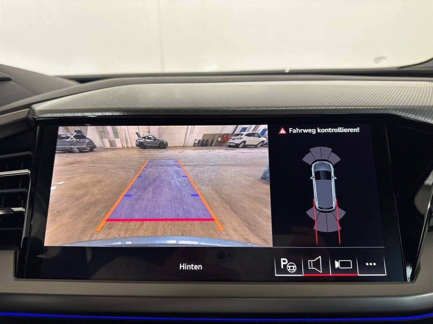 Grå Audi Q4 e-tron fra 2023