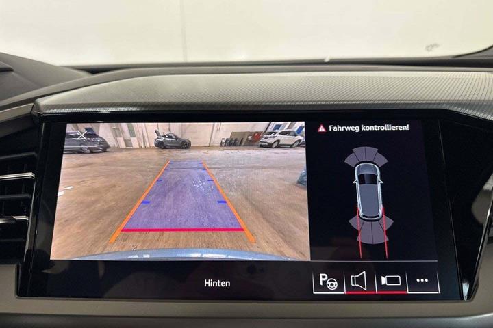 Grå Audi Q4 e-tron fra 2023