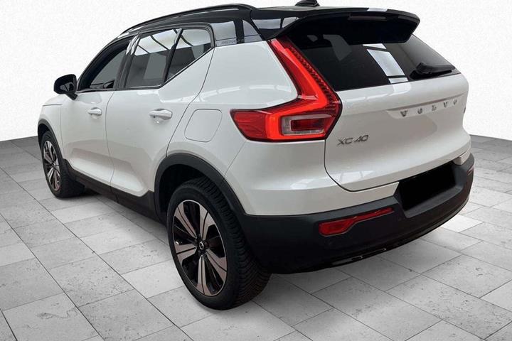 Hvid Volvo XC40 fra 2023