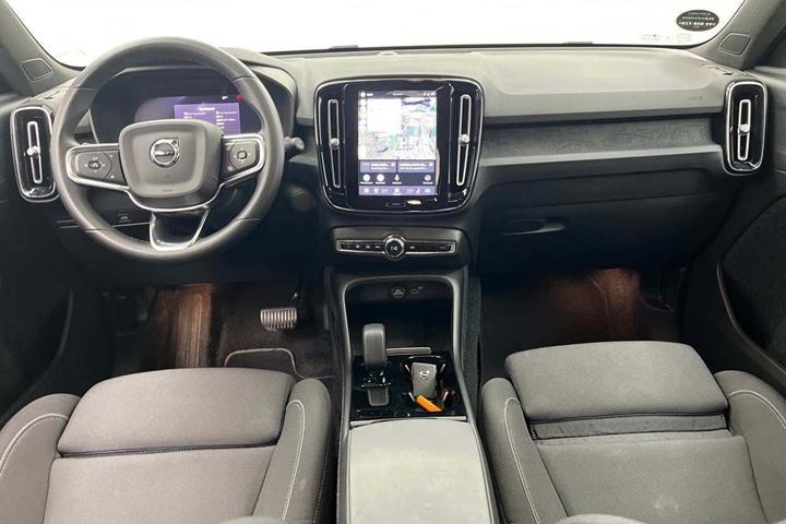 Hvid Volvo XC40 fra 2023