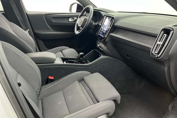 Hvid Volvo XC40 fra 2023
