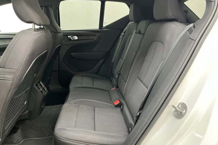 Hvid Volvo XC40 fra 2023
