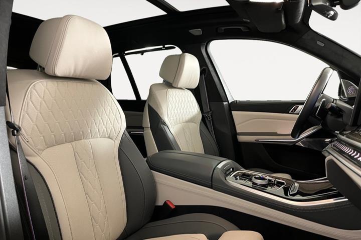 Grå BMW X5 fra 2025