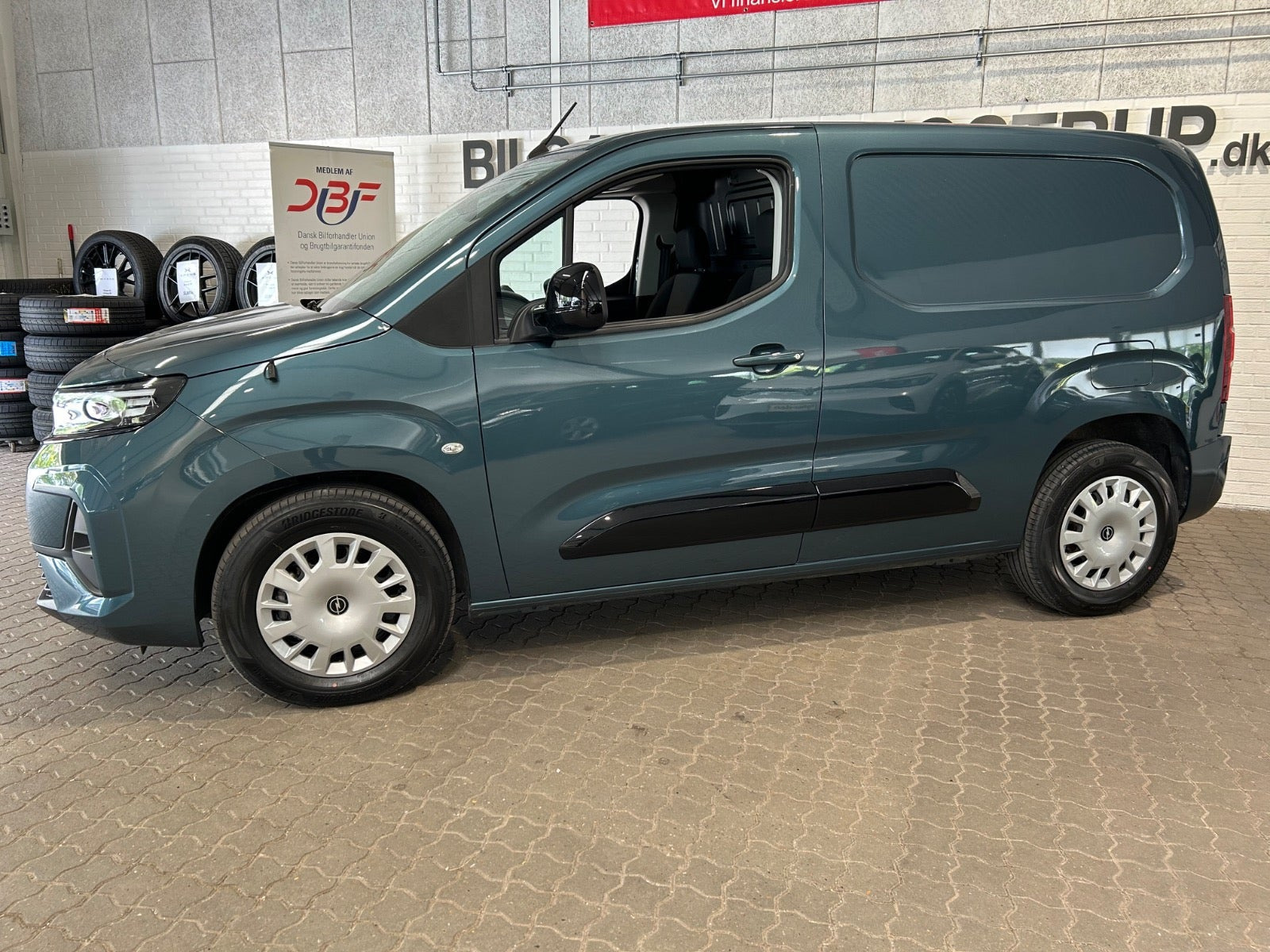 Blå Opel Combo-e fra 2024