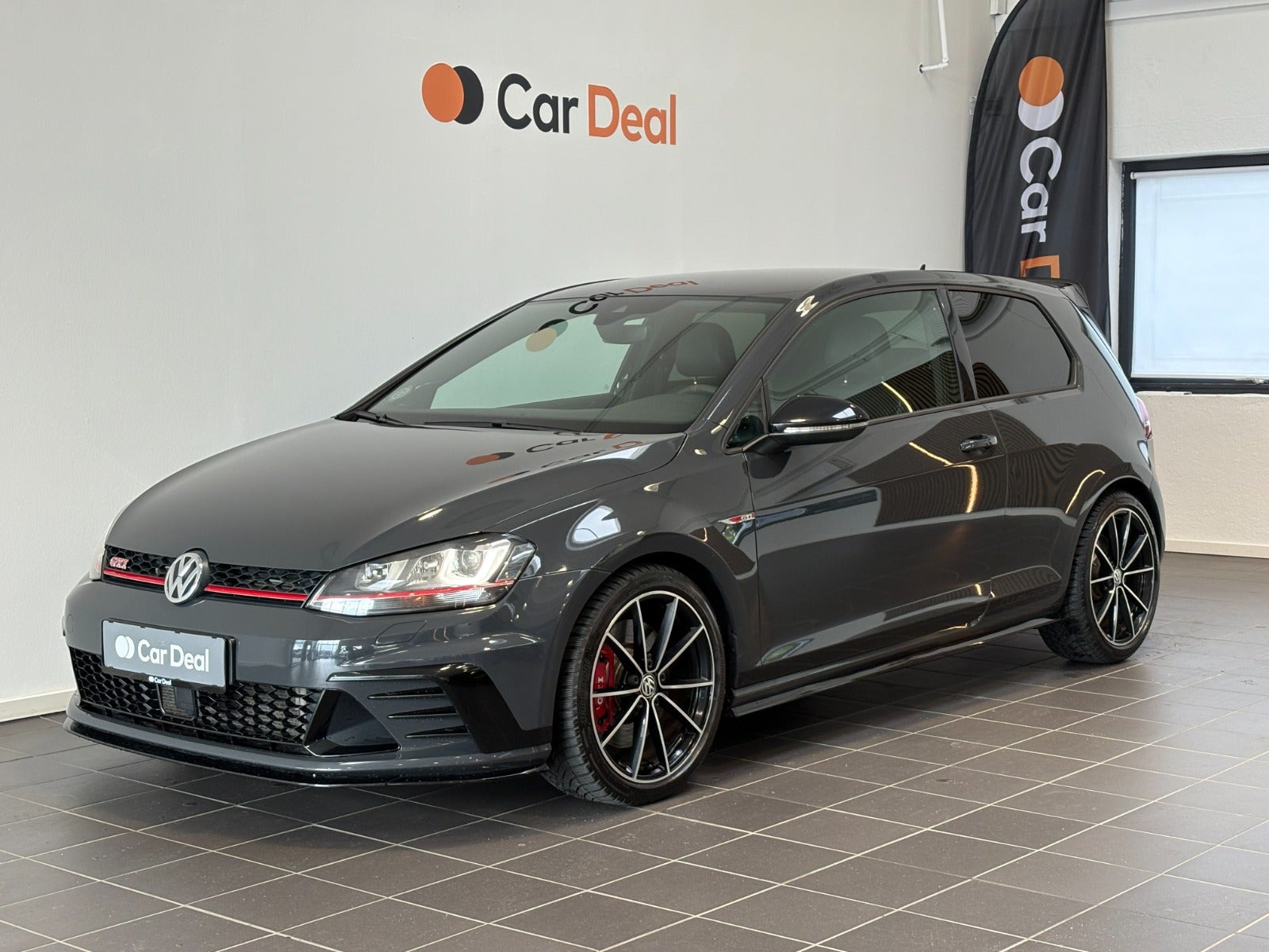Grå VW Golf VII fra 2017