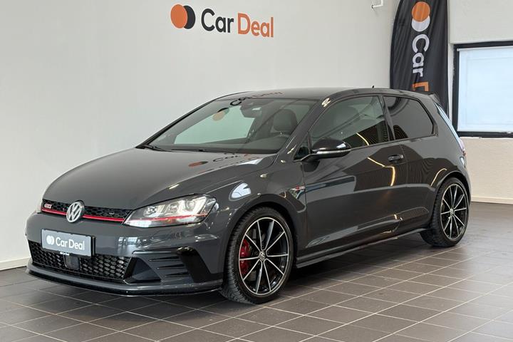Grå VW Golf VII fra 2017