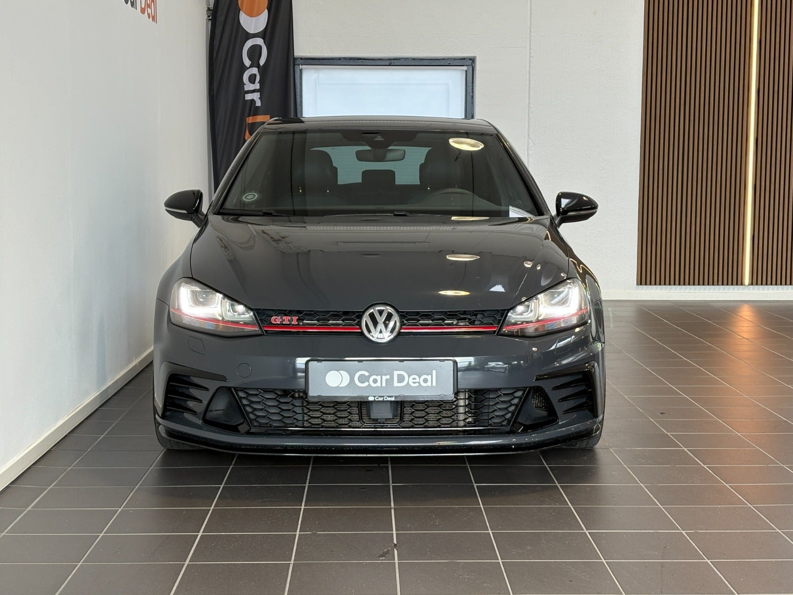 Grå VW Golf VII fra 2017
