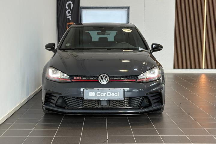 Grå VW Golf VII fra 2017