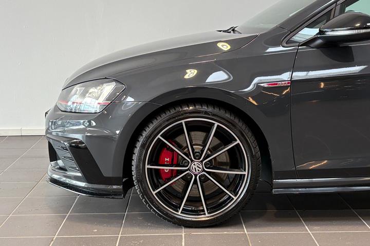 Grå VW Golf VII fra 2017