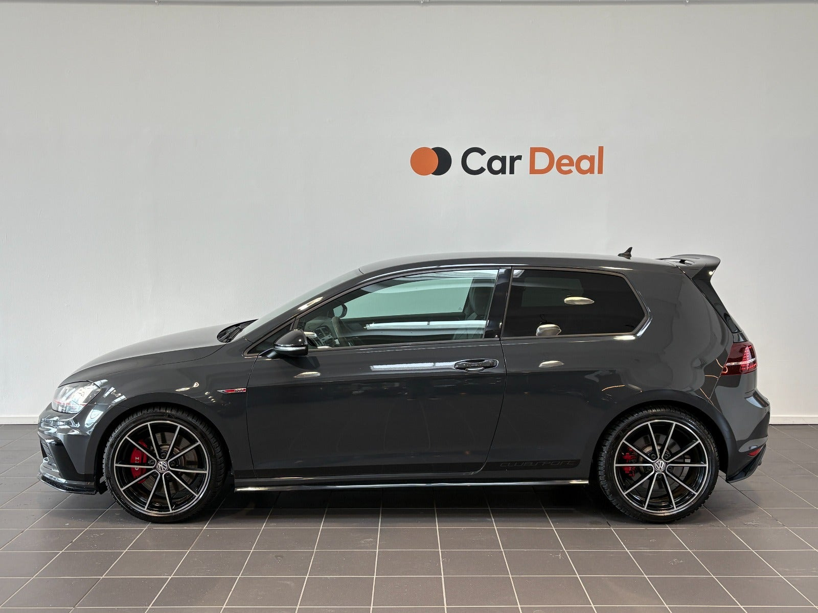 Grå VW Golf VII fra 2017