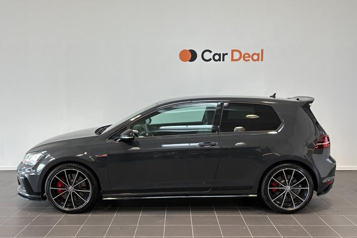 Grå VW Golf VII fra 2017