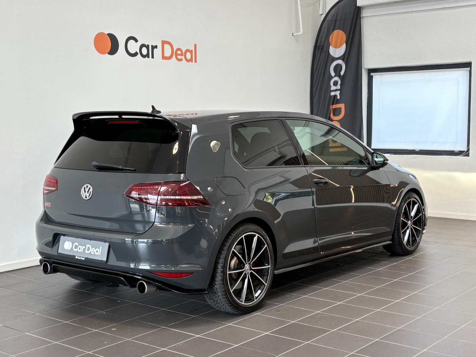 Grå VW Golf VII fra 2017