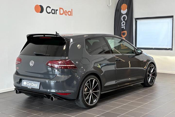 Grå VW Golf VII fra 2017