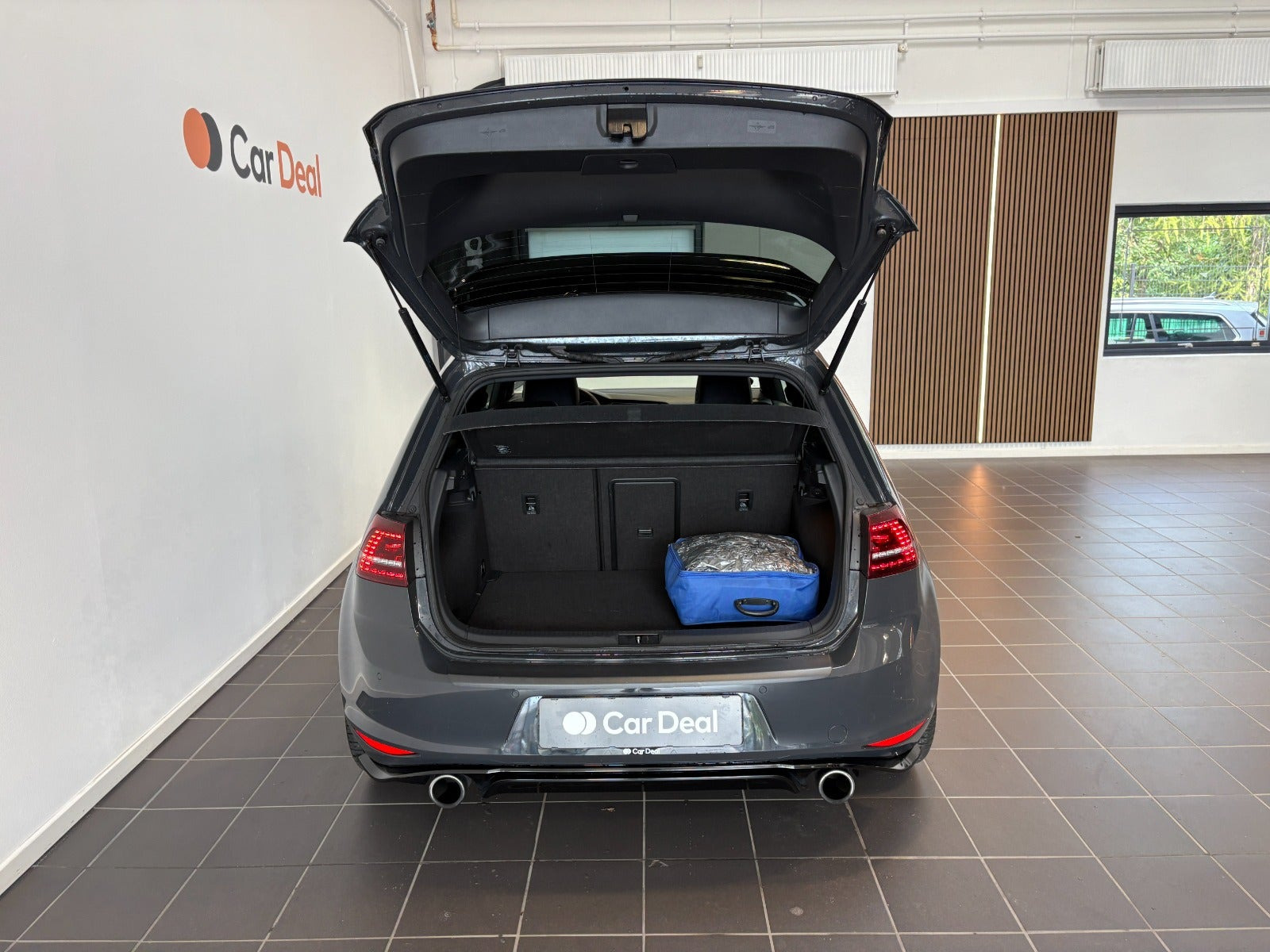 Grå VW Golf VII fra 2017