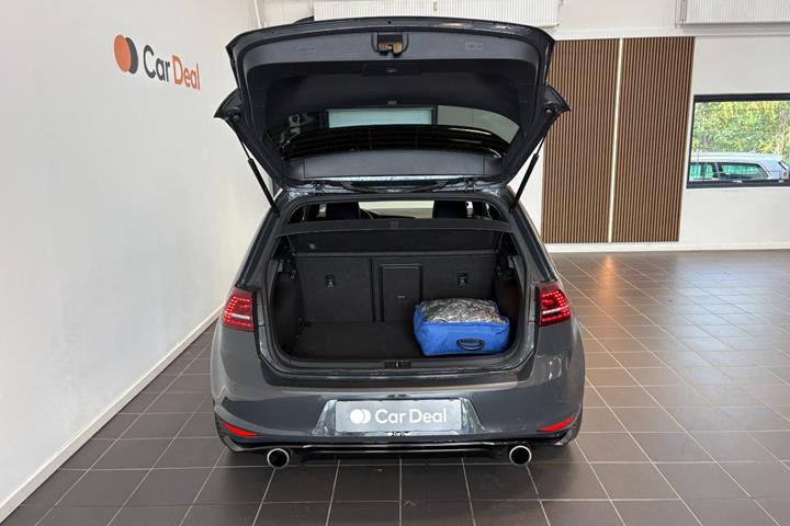 Grå VW Golf VII fra 2017