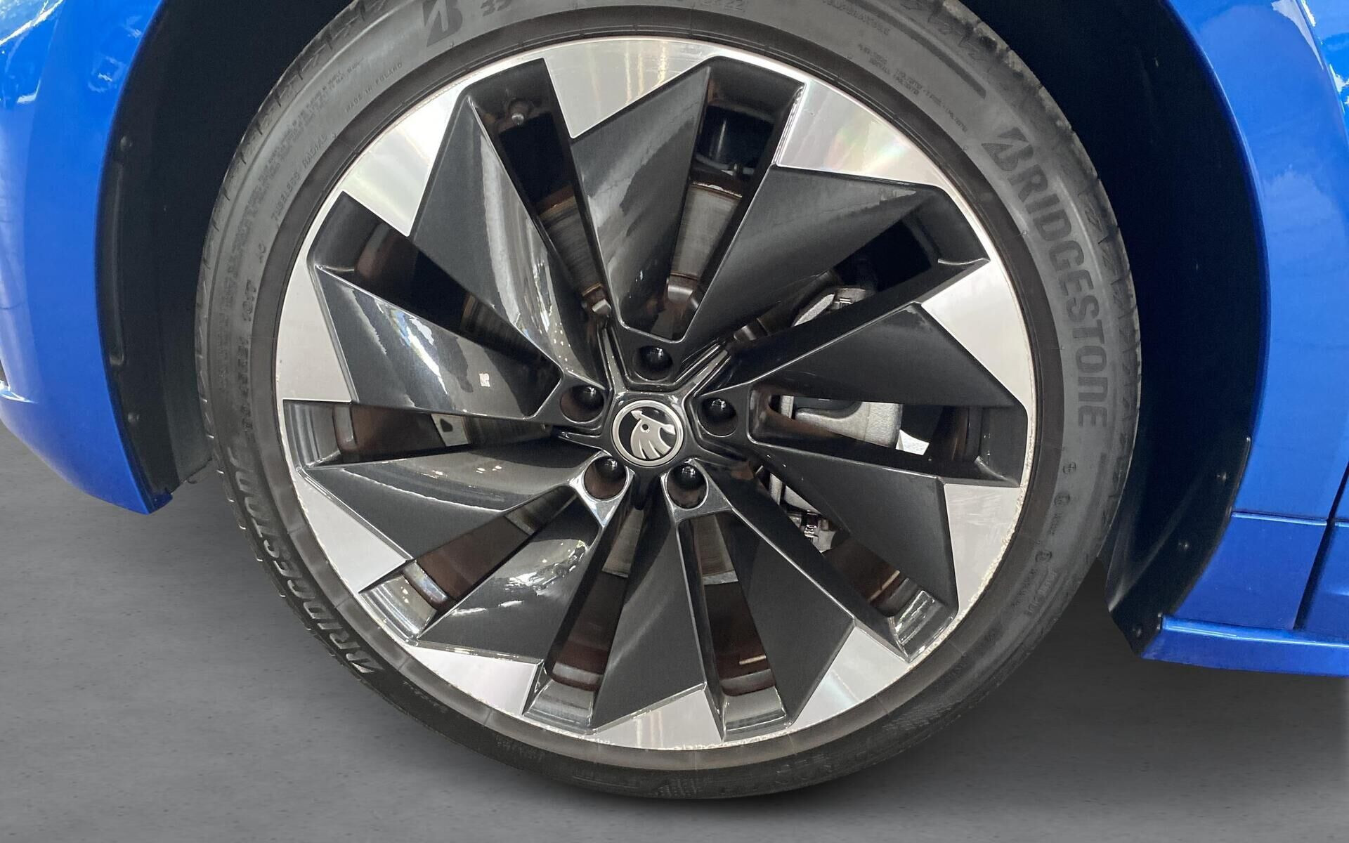 Blå Skoda Enyaq fra 2023