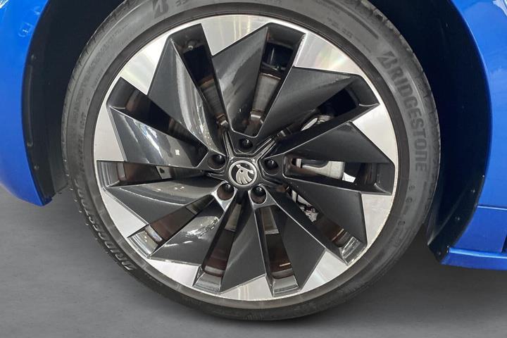 Blå Skoda Enyaq fra 2023