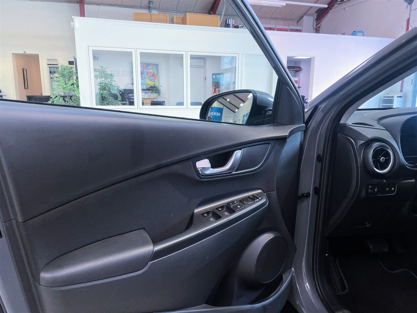 Grå Hyundai Kona fra 2021