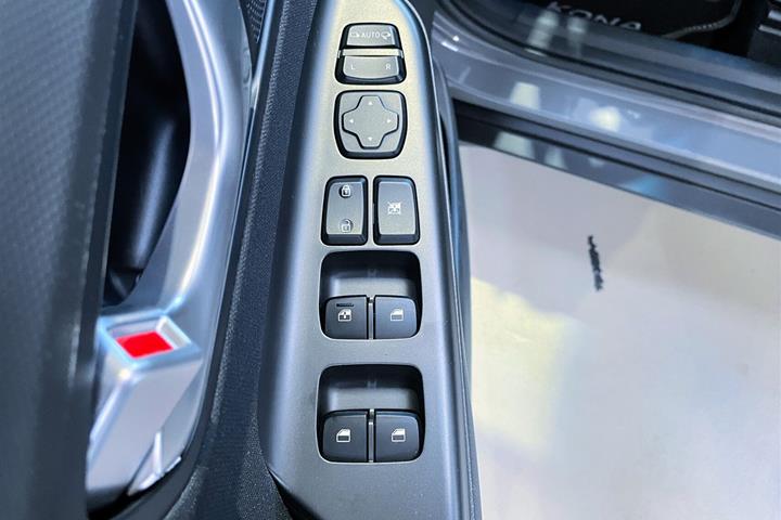 Grå Hyundai Kona fra 2021