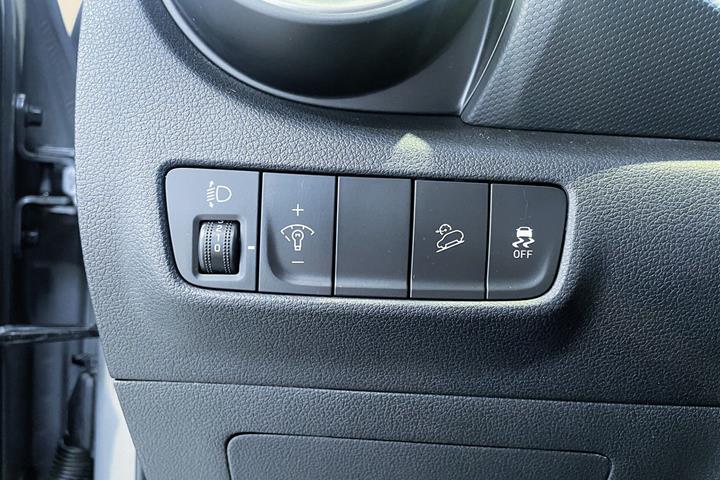 Grå Hyundai Kona fra 2021