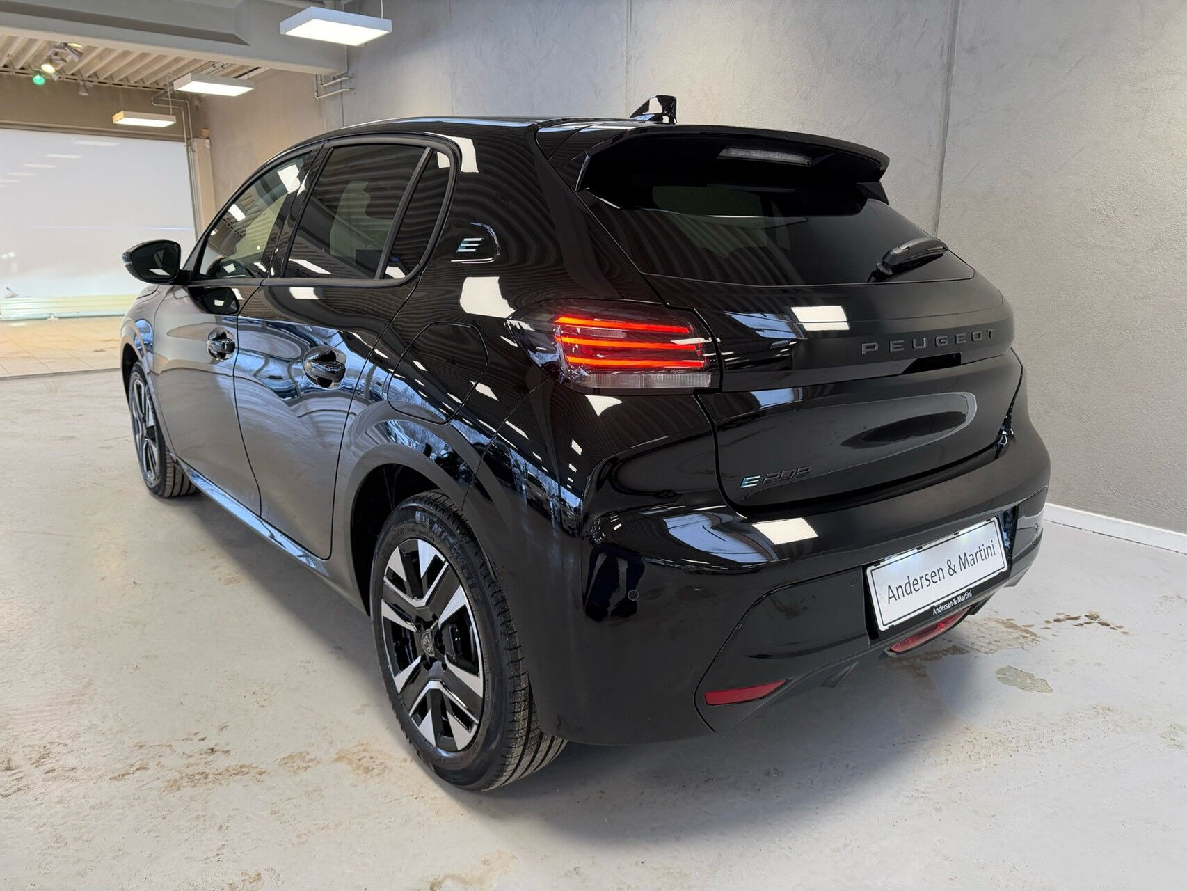 Sort Peugeot e-208 fra 2026