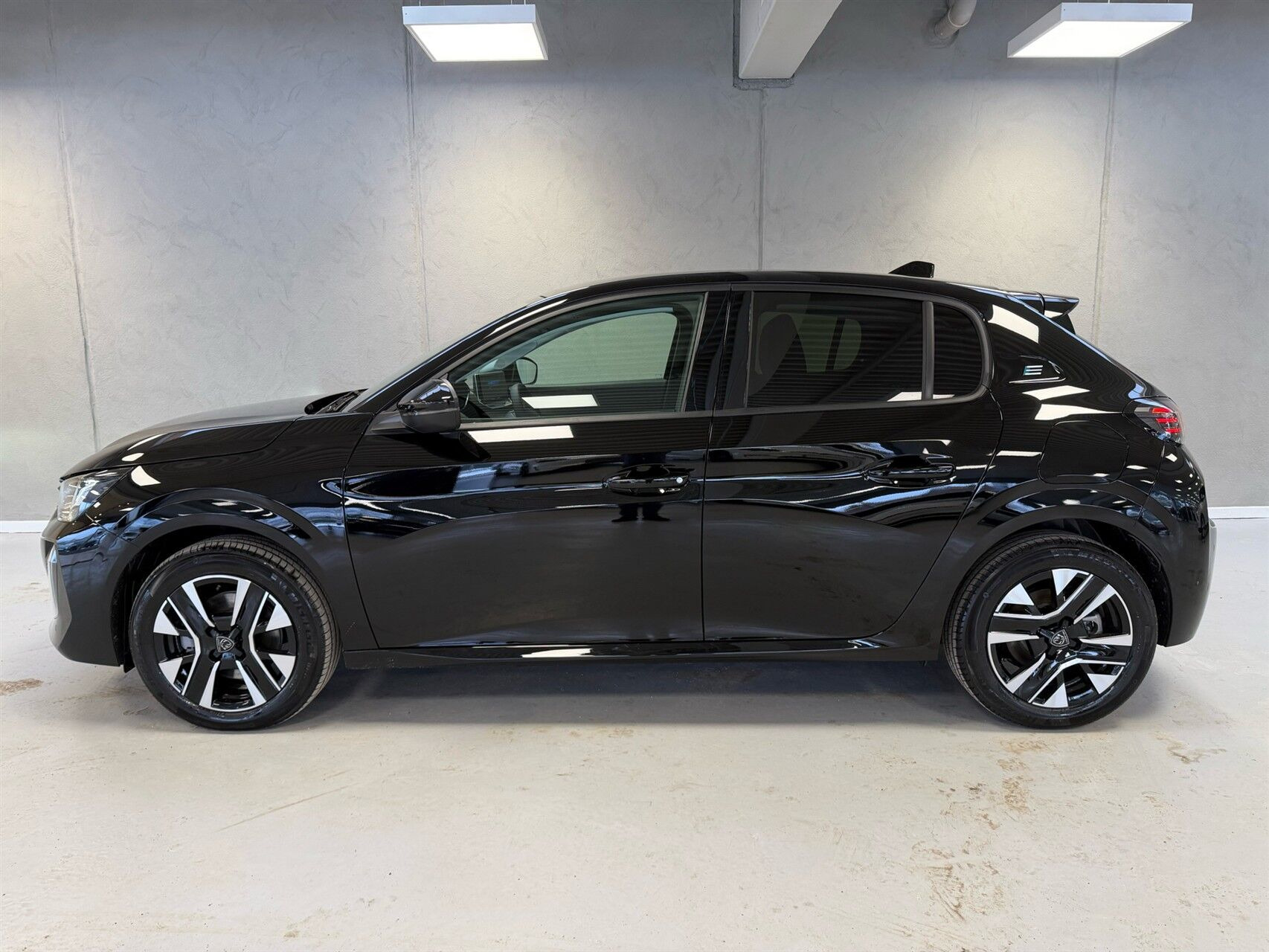 Sort Peugeot e-208 fra 2026