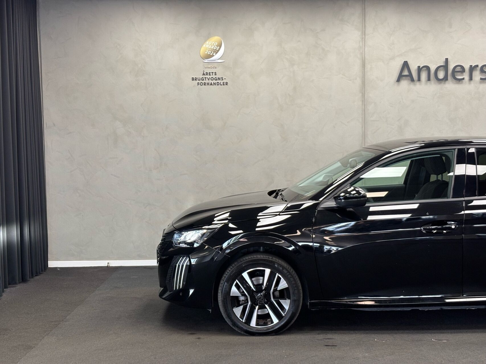 Sort Peugeot e-208 fra 2025