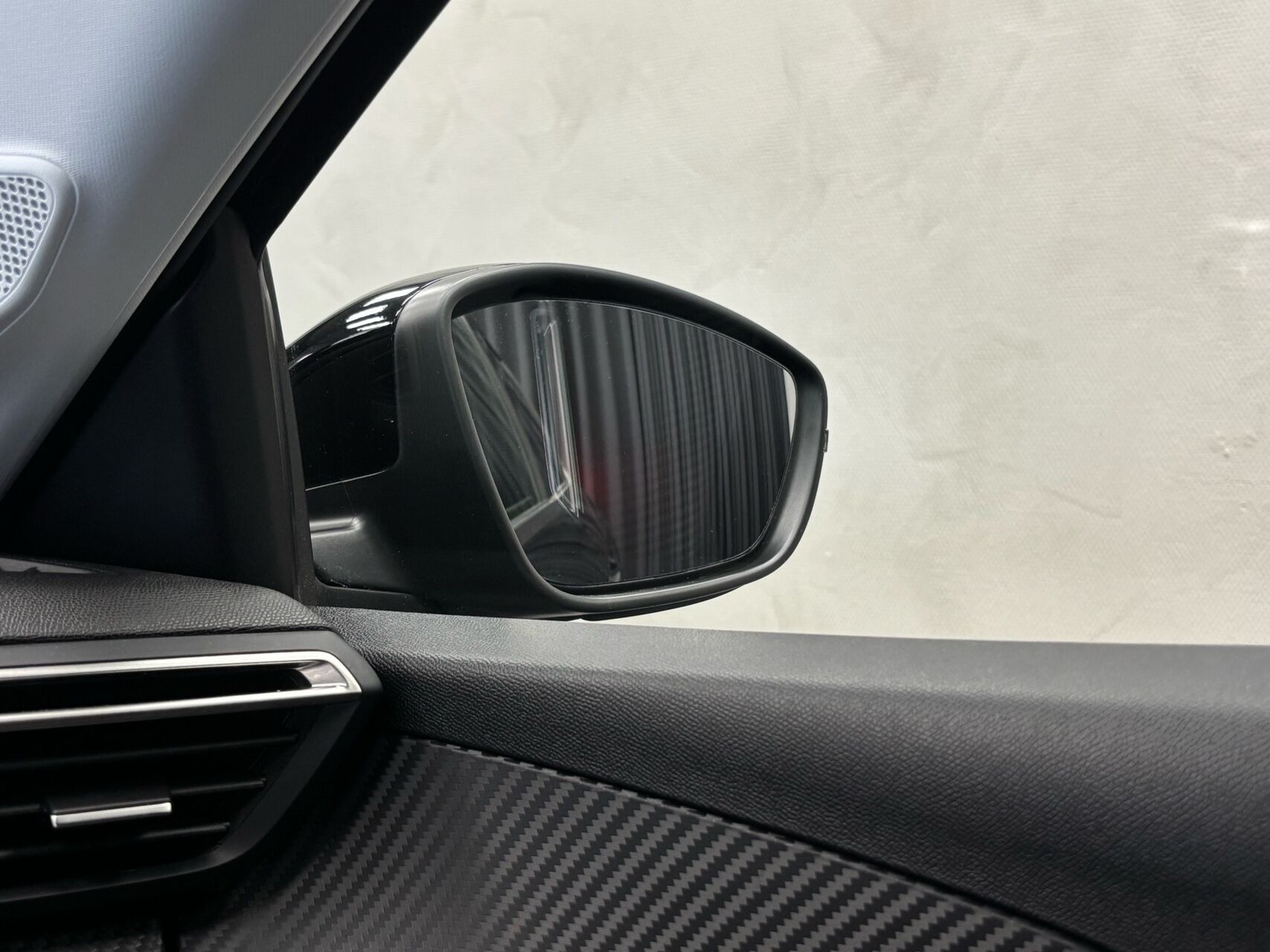 Sort Peugeot e-208 fra 2025