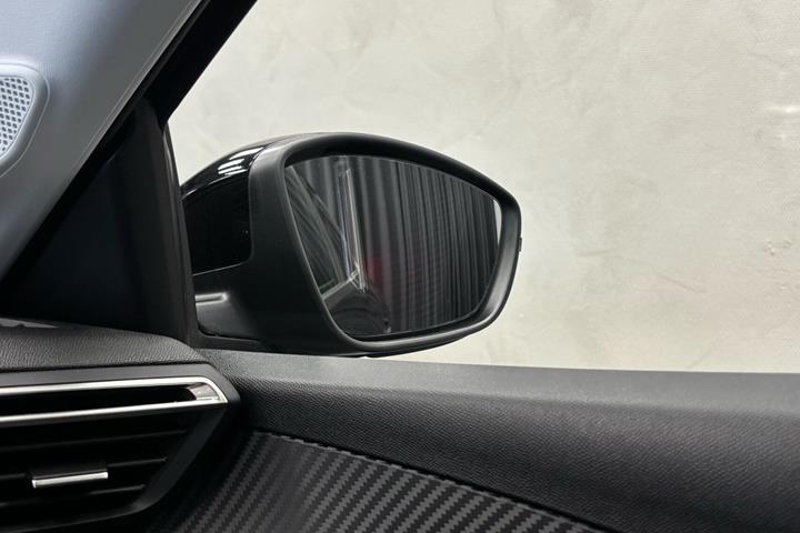 Sort Peugeot e-208 fra 2025