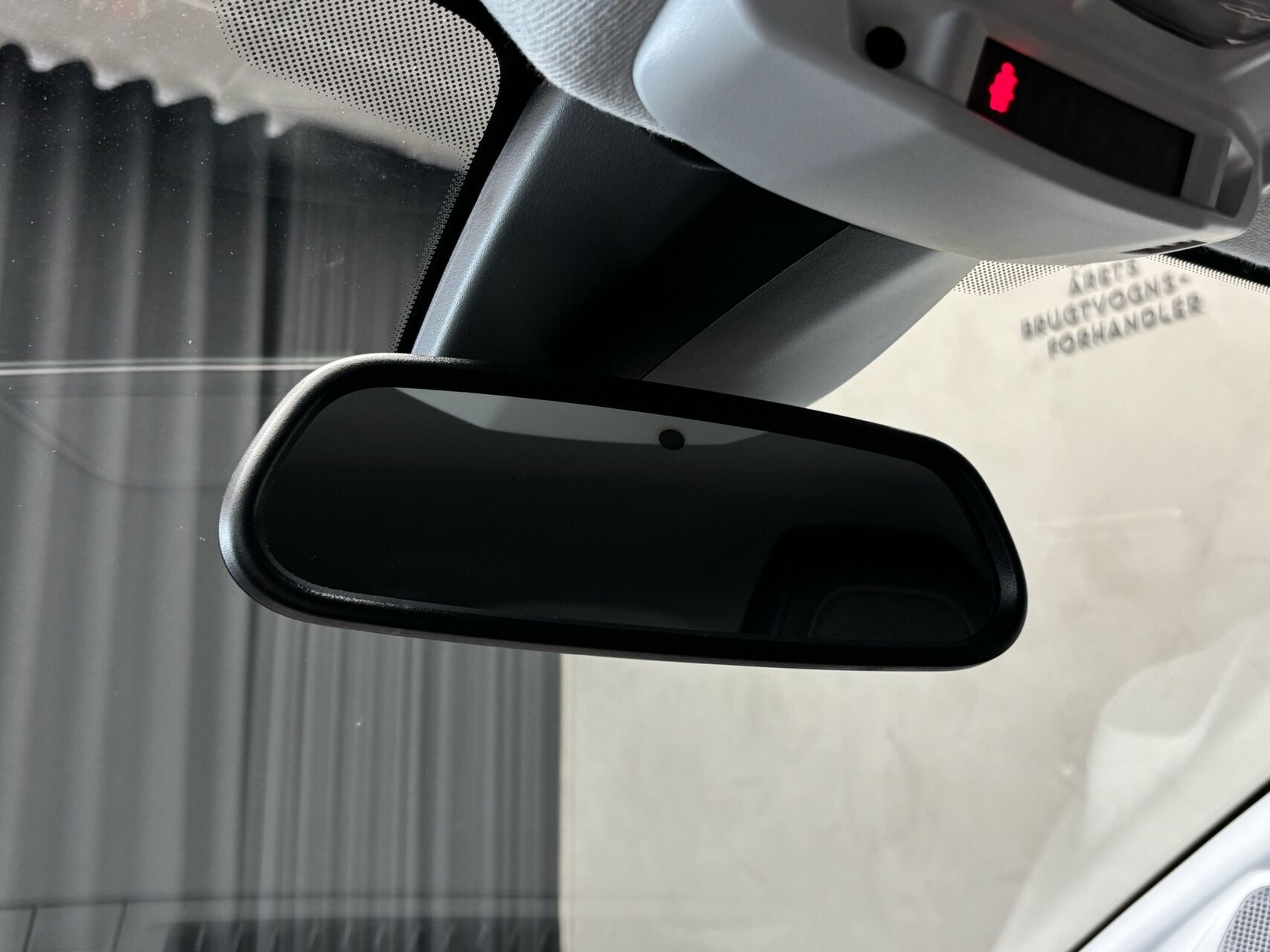 Sort Peugeot e-208 fra 2025