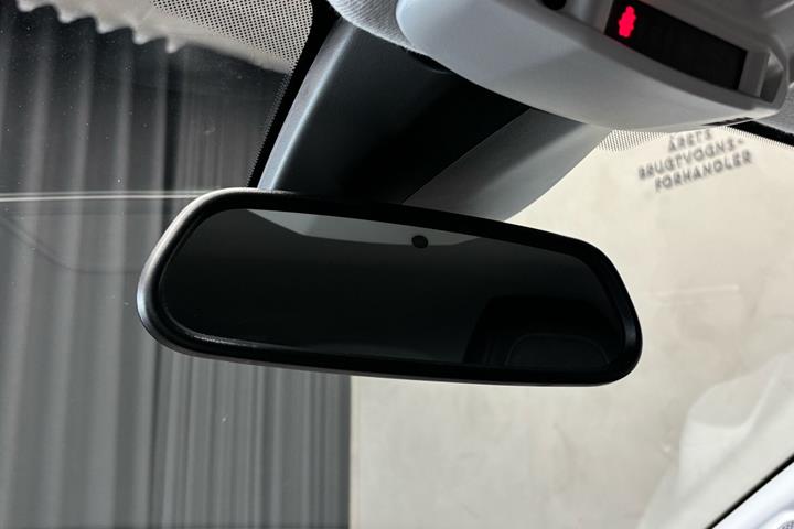 Sort Peugeot e-208 fra 2025