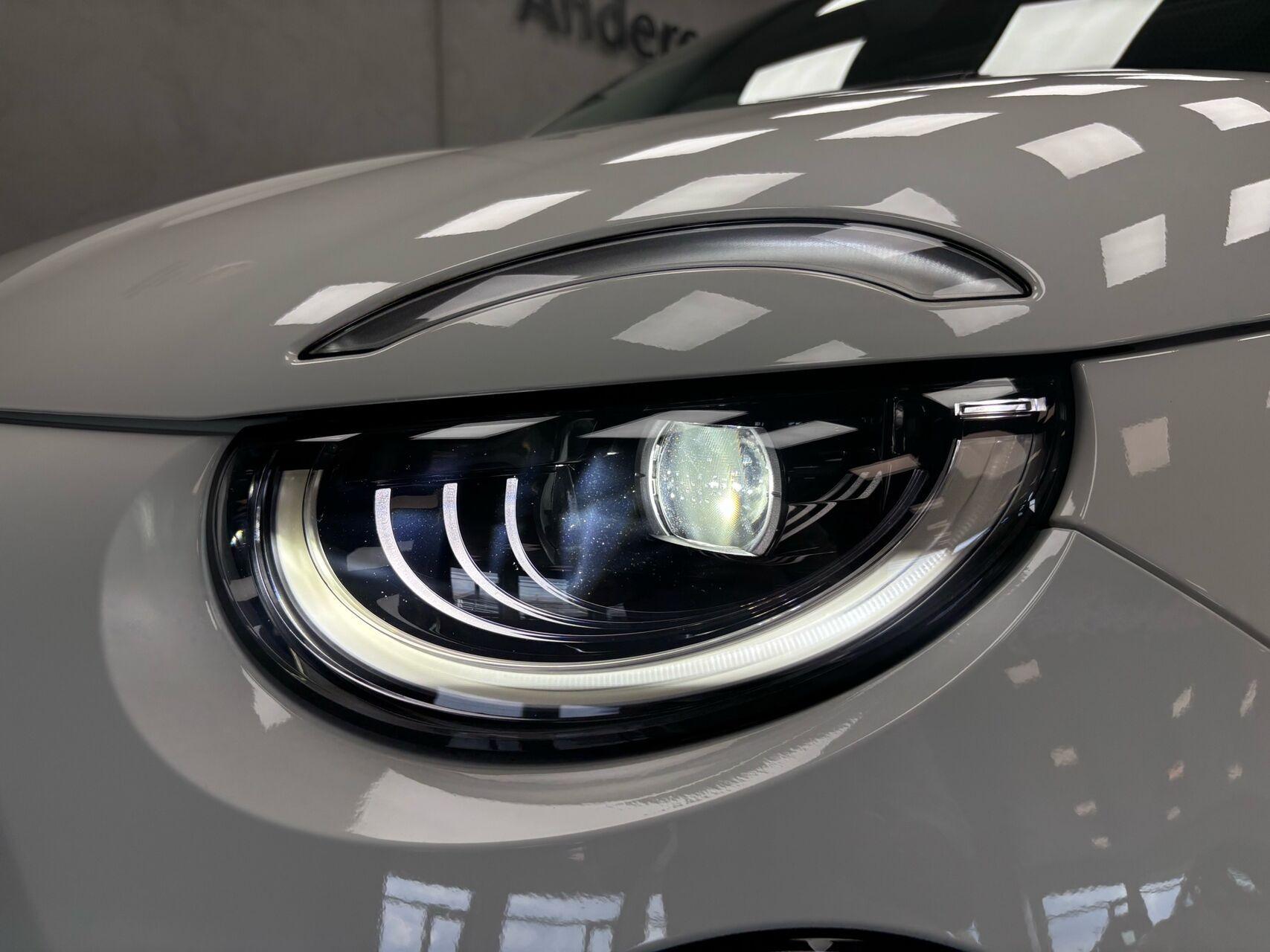 Hvid Fiat 500e fra 2023