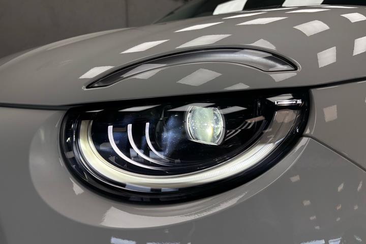 Hvid Fiat 500e fra 2023
