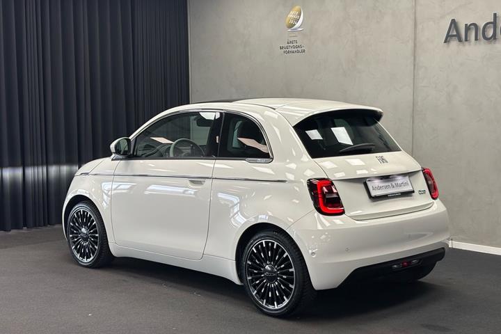 Hvid Fiat 500e fra 2023
