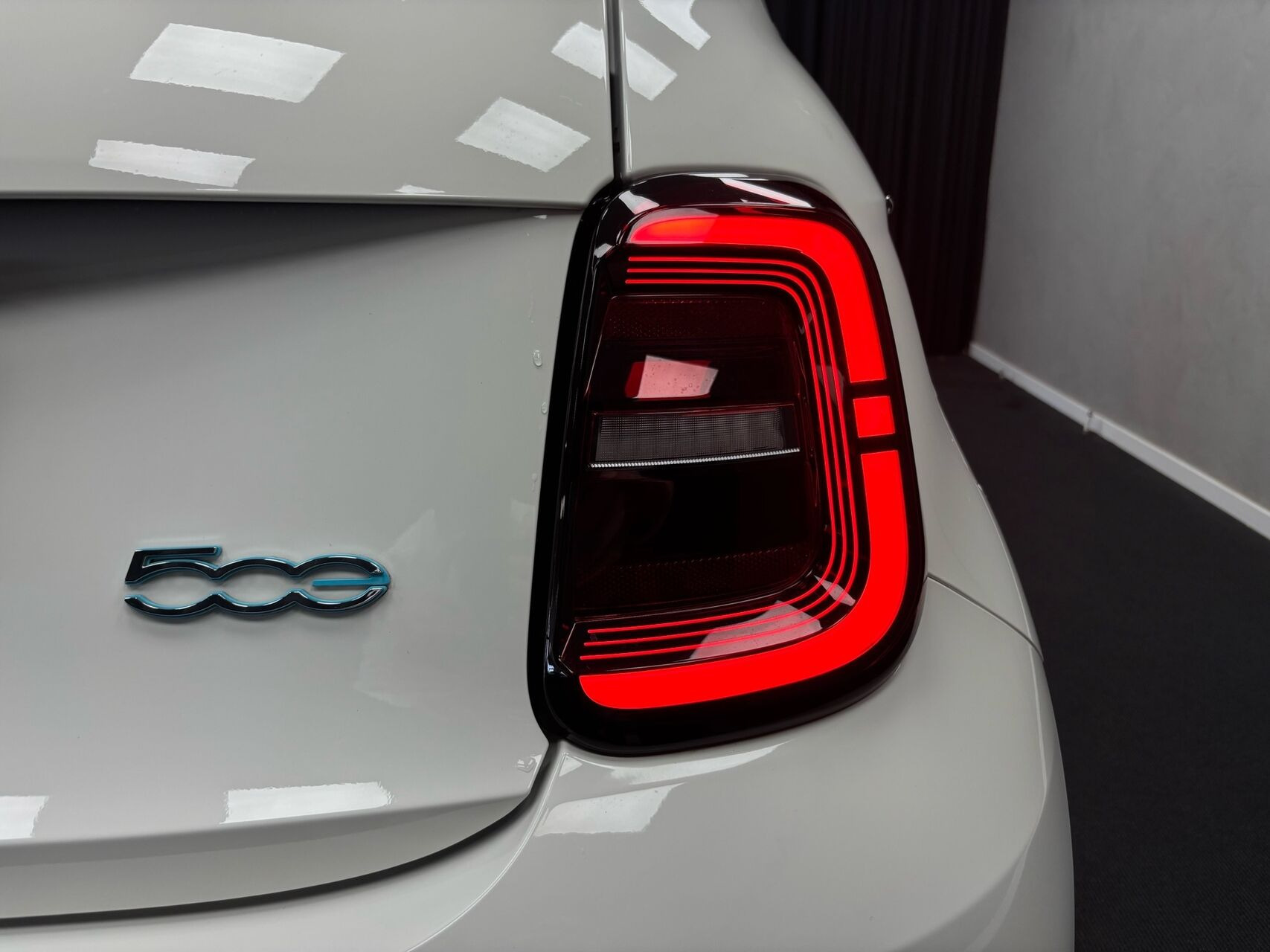 Hvid Fiat 500e fra 2023