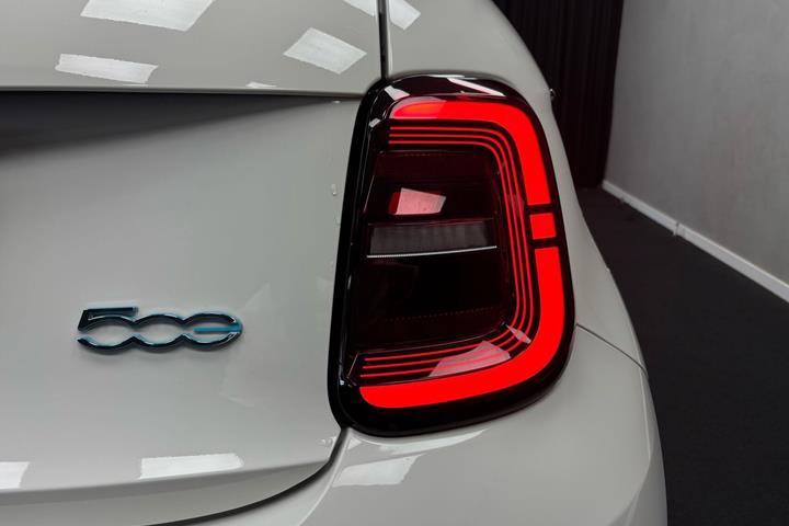 Hvid Fiat 500e fra 2023