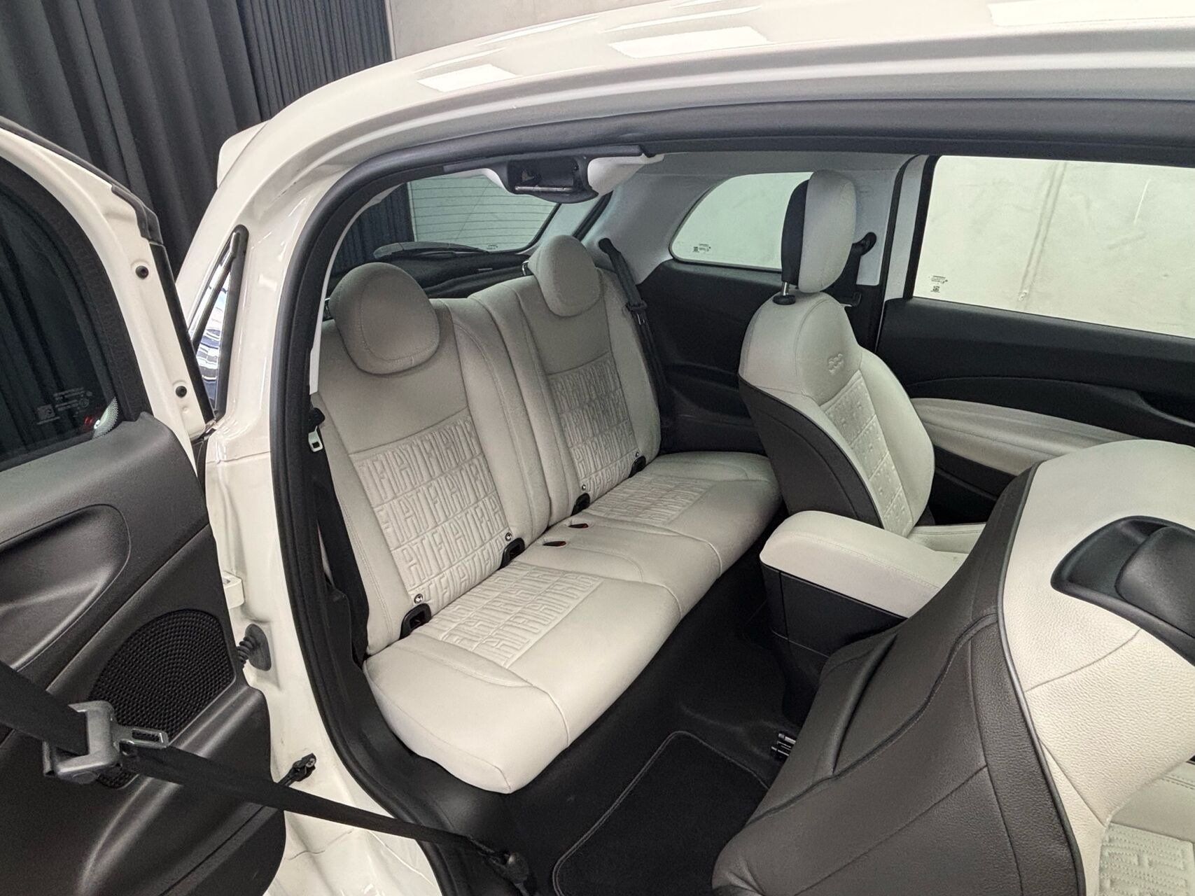 Hvid Fiat 500e fra 2023