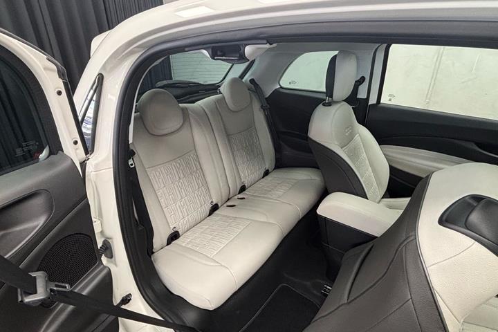 Hvid Fiat 500e fra 2023