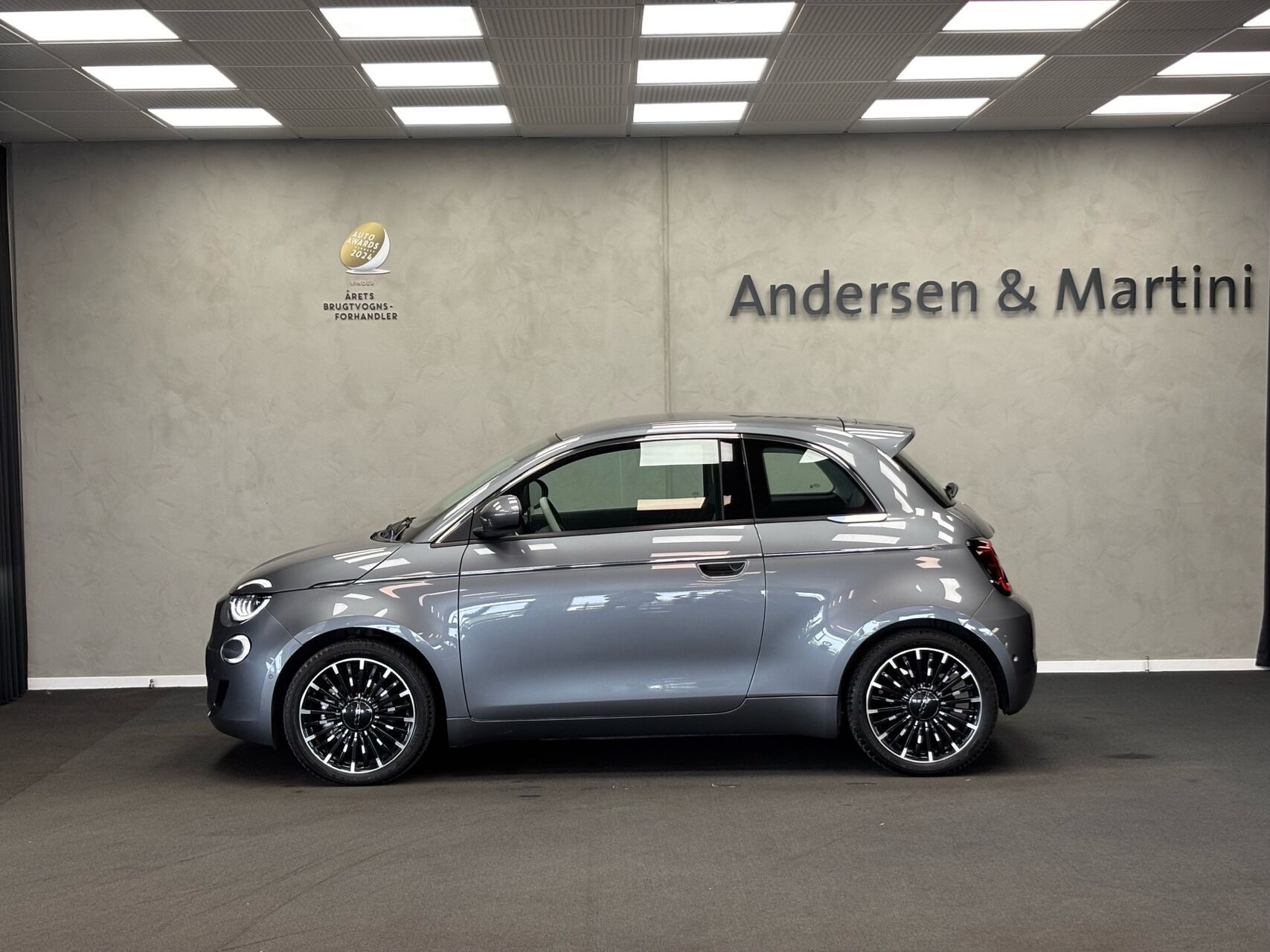 Grå Fiat 500e fra 2023