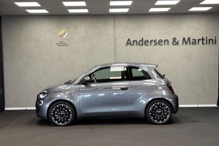 Grå Fiat 500e fra 2023