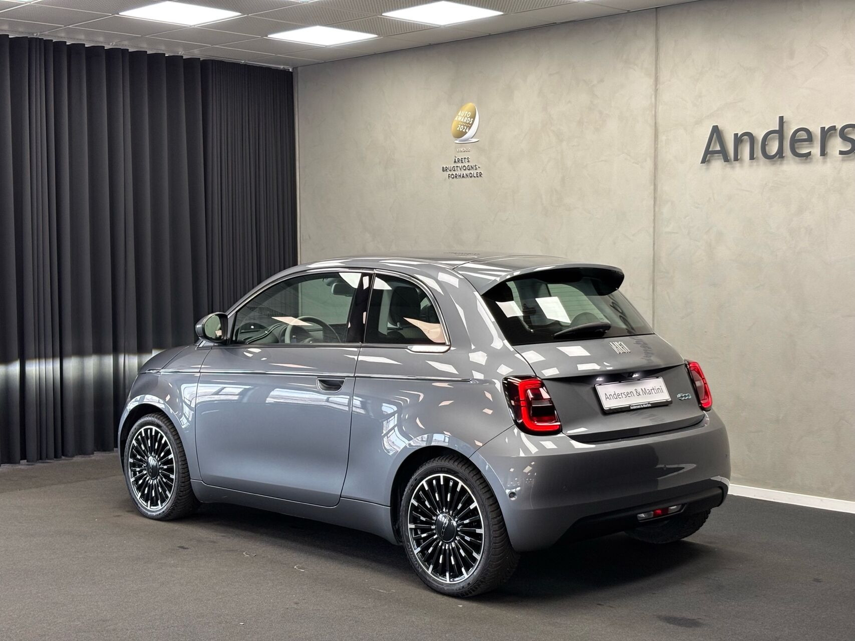Grå Fiat 500e fra 2023