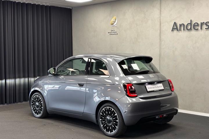 Grå Fiat 500e fra 2023