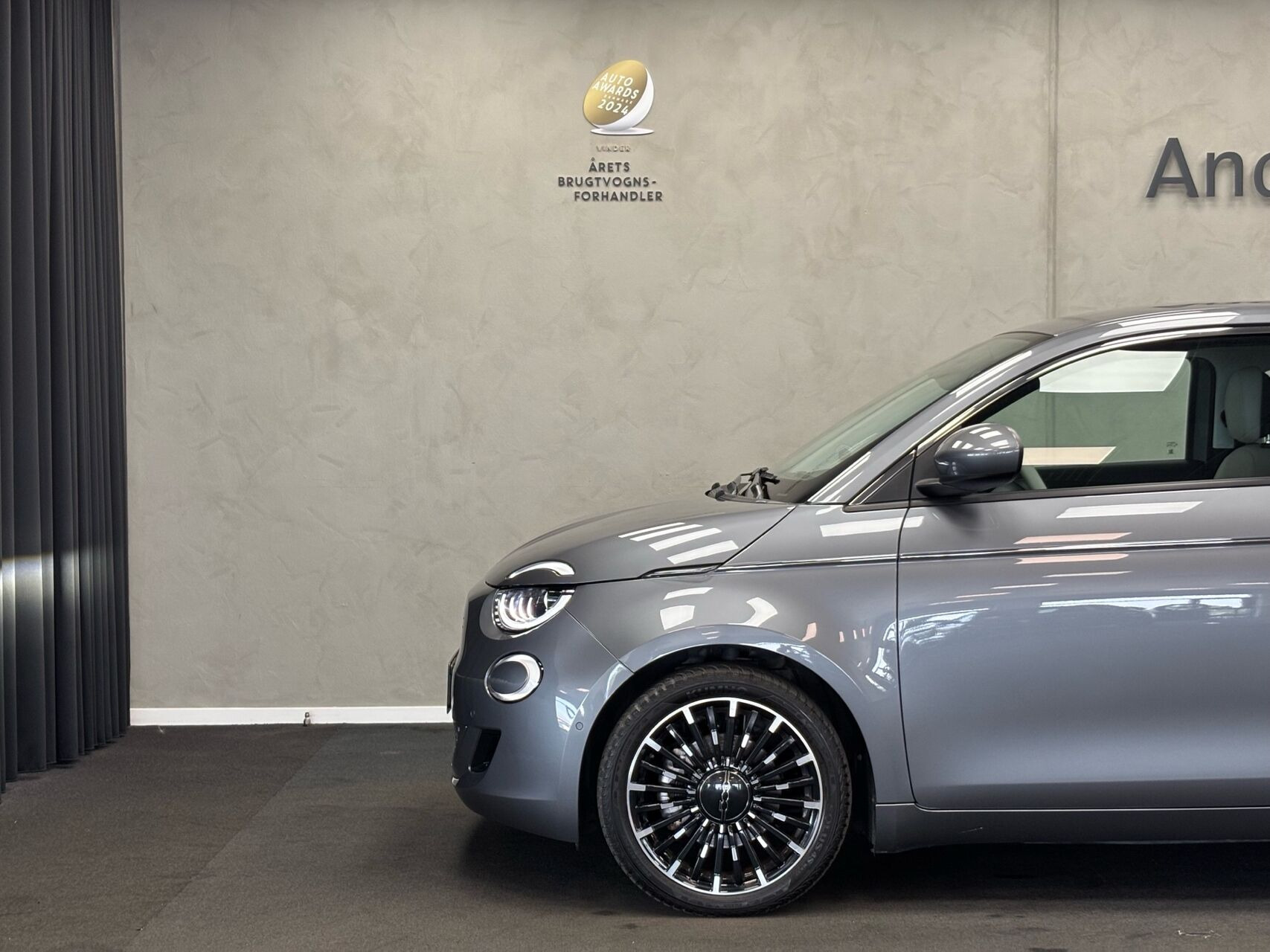 Grå Fiat 500e fra 2023