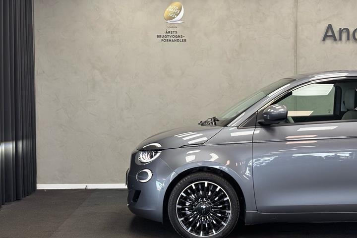 Grå Fiat 500e fra 2023