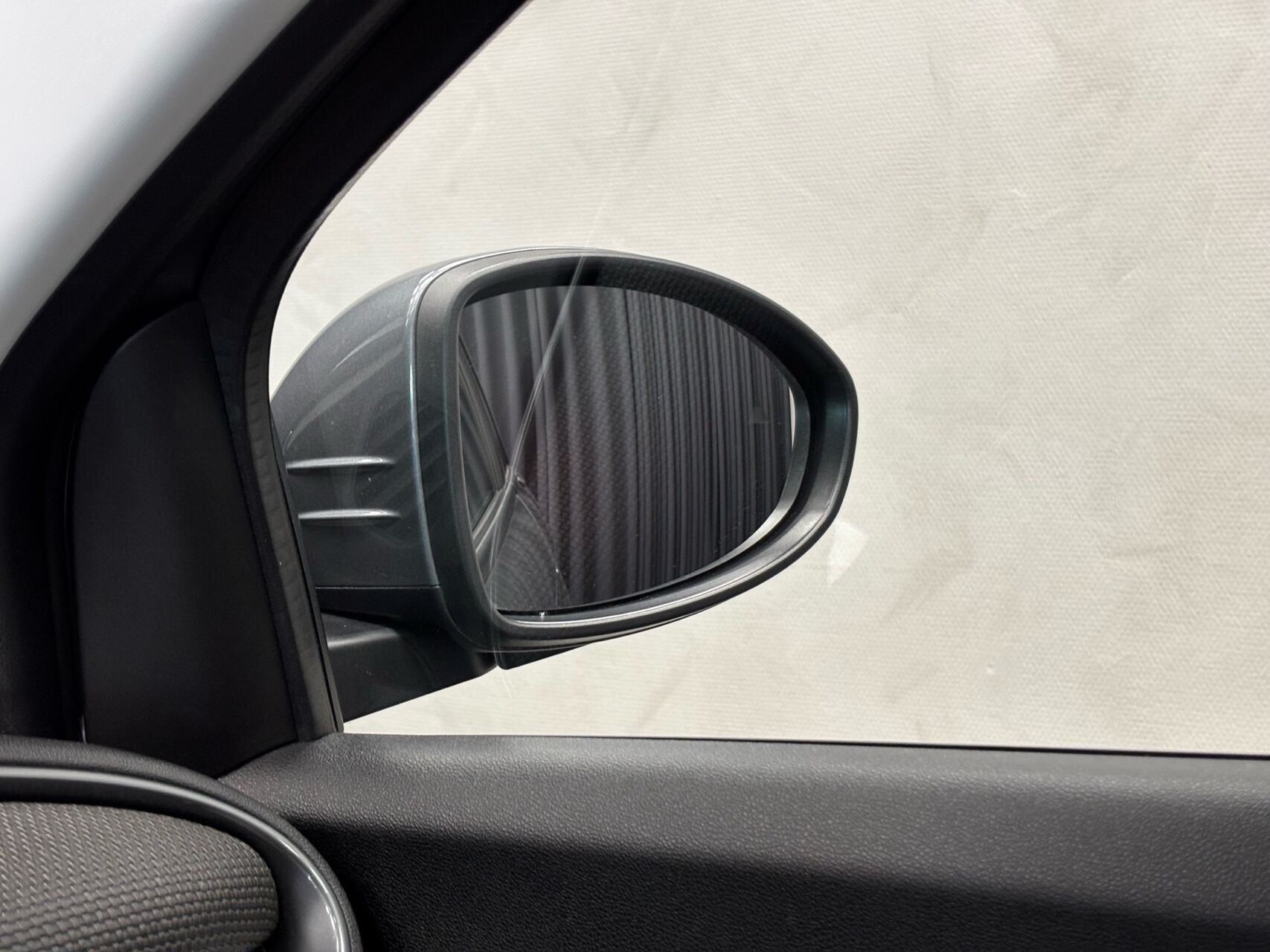 Grå Fiat 500e fra 2023