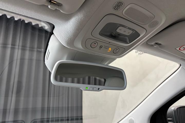 Grå Fiat 500e fra 2023