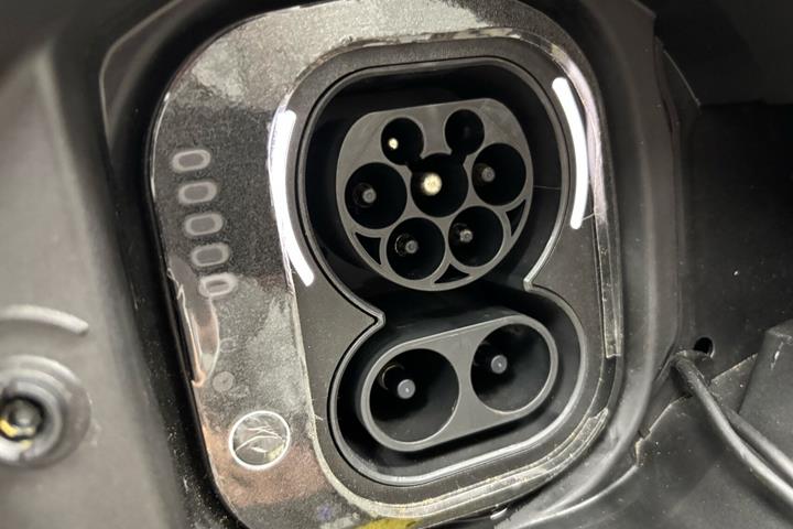 Grå Fiat 500e fra 2023