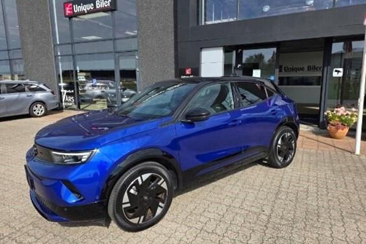 Sort Opel Mokka-e fra 2025 set udefra