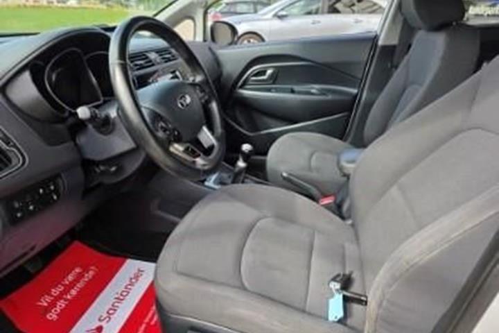 Sølv Kia Rio fra 2016