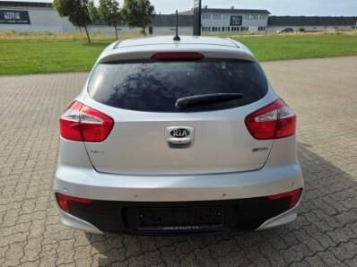 Sølv Kia Rio fra 2016